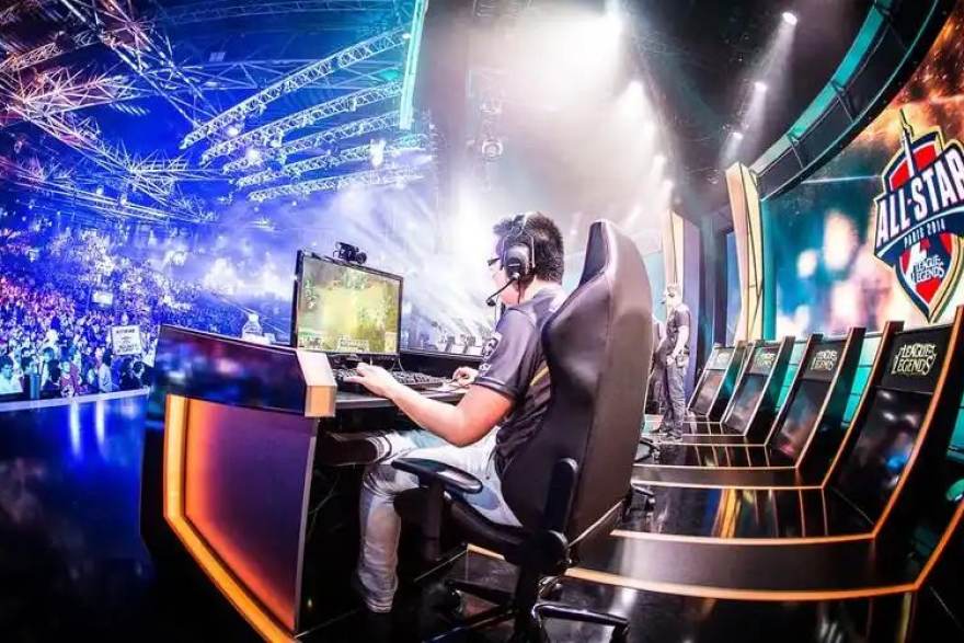 搜球吧 从青训营到首发席：一位DOTA2三号位选手的两年成长样本